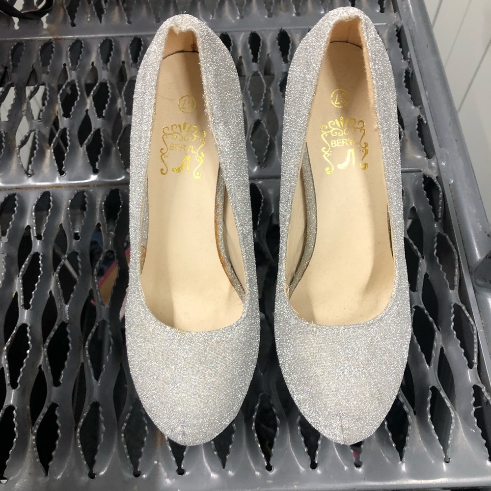 Sparkly velvet light grey heels!